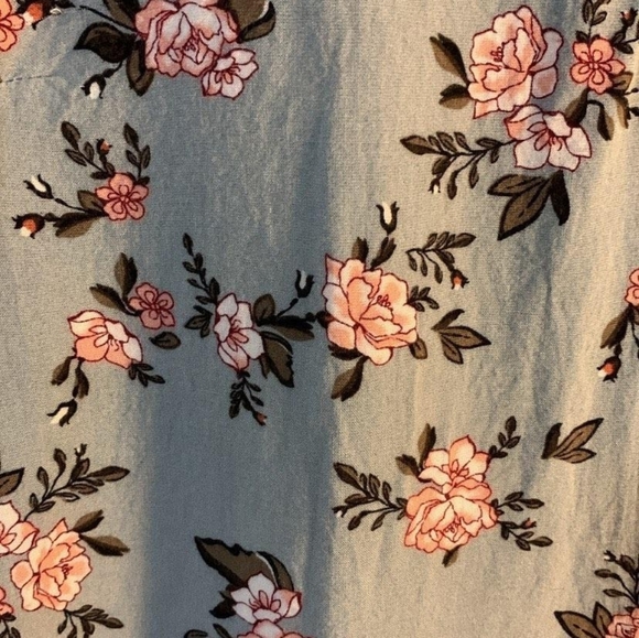 Cute floral shirt with bell sleeves - Picture 2 of 3